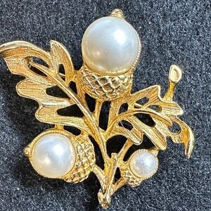 Avon Vtge- Elegant Autumn Glory Gold and Pearl Leaf Brooch